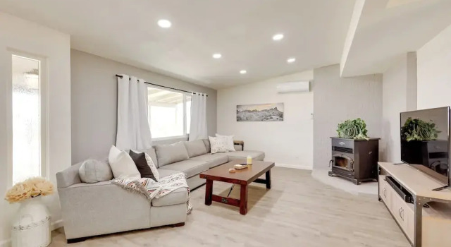 Mtn-view Home w/ Hot Tub: 8 Mi to Joshua Tree!