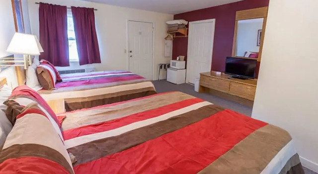 Четырёхместный номер Standard с балконом Maggie Valley Creekside Lodge