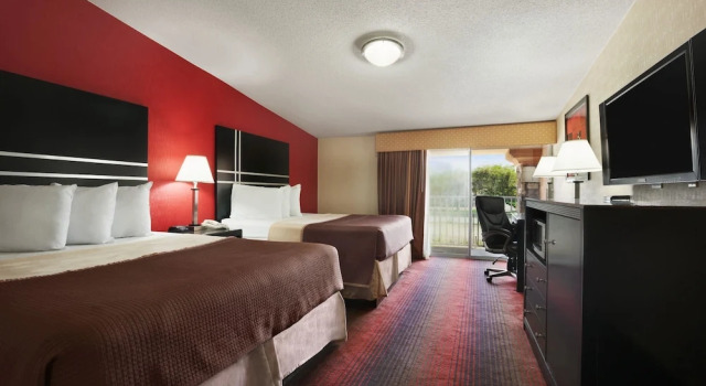 Четырёхместный номер Standard с балконом Howard Johnson by Wyndham North Plainfield
