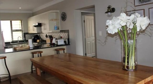 Коттедж Sunbird Haven Self-Catering Sleeps 8