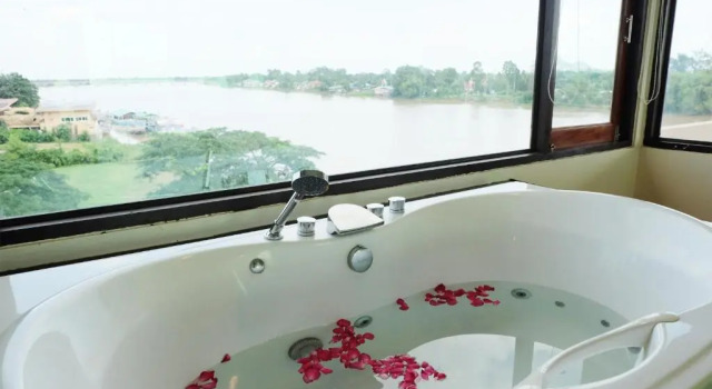 Люкс с видом на реку Chaophayathara Riverside Hotel