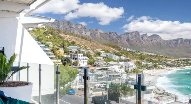 Коттедж Chic Apartment w Amazing Views Dunmore Luxe