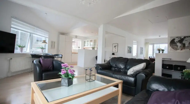 Downtown Tórshavn - Large 3 Bedroom Apartment, Забронировать Апартаменты/квартира Отели округа Стреймой с парковкой, Парковка