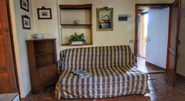 Apartment in a farmhouse with swimming pool