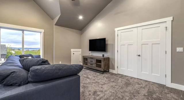 Beautiful Parade Home Overlooking Bear Lake Golf Course and Bear Lake - Sleep 34, Забронировать Отель Гарден-Сити Юта