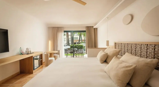 Superior Junior Suite with balcony and with pool view Valentin Star Menorca