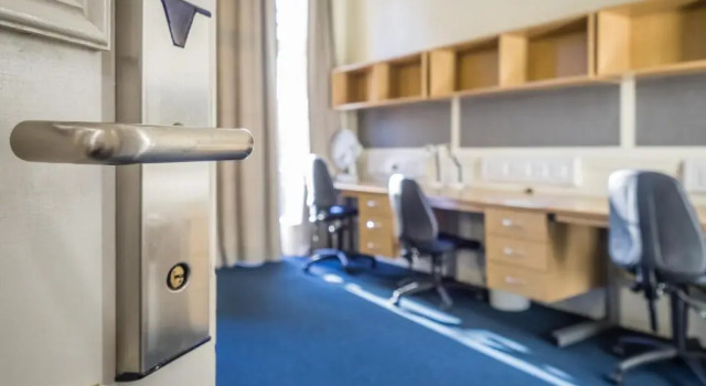 Трёхместный номер Standard LSE Passfield Hall