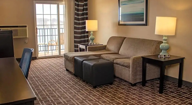 Двухместный люкс с видом на реку Holiday Inn Express Le Claire Riverfront-Davenport by IHG