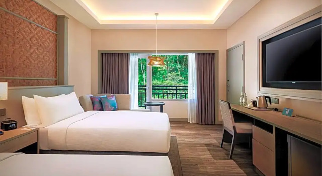 Номер Deluxe с балконом и с видом на сад DoubleTree by Hilton Damai Laut