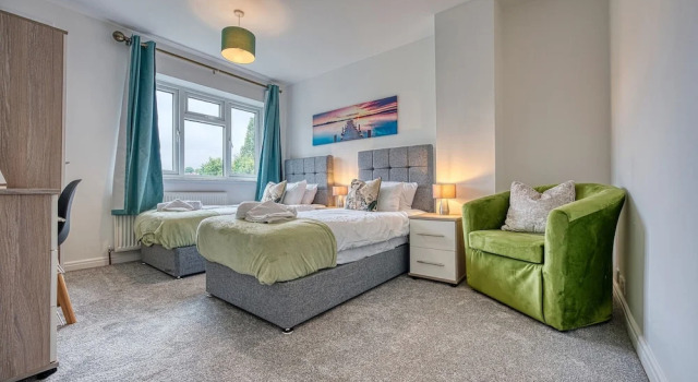 Modern 3 Bedroom 2 Bath Hse with Parking, Забронировать Отель Отели Англии 3 звезды, 3*