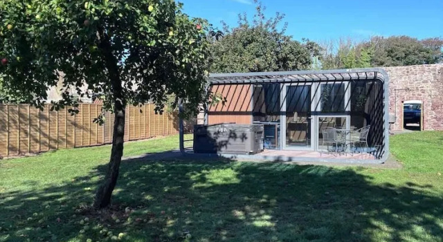 Люкс Glamping Pod With Hot Tub in Orchard