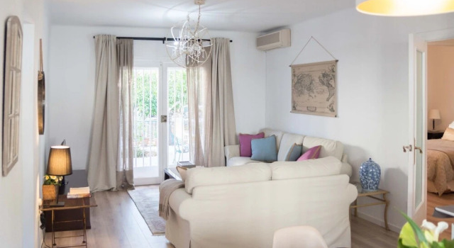 Charming Orchard Villa, Забронировать Вилла Отели Торремолинос с парковкой, рядом с Культурный центр им. Пабло Руиса Пикассо, Парковка