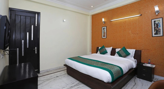 Oyo 11606 Hotel Diplomat Residency