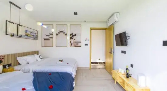 Люкс с 4 комнатами с балконом Xiamen Baiyueju Homestay