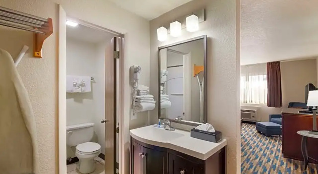 Четырёхместный люкс Rodeway Inn Fort Morgan