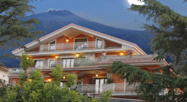 Apartment with one bedroom in Trecastagni with wonderful sea view enclosed garden and WiFi 9 km from the beach, Book Apartment Hotels in Sicily with Parking, Parking