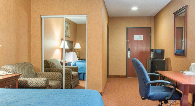 Четырёхместный номер Standard Quality Inn & Suites
