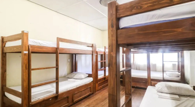 Кровать в общем номере Kamuning Hostel