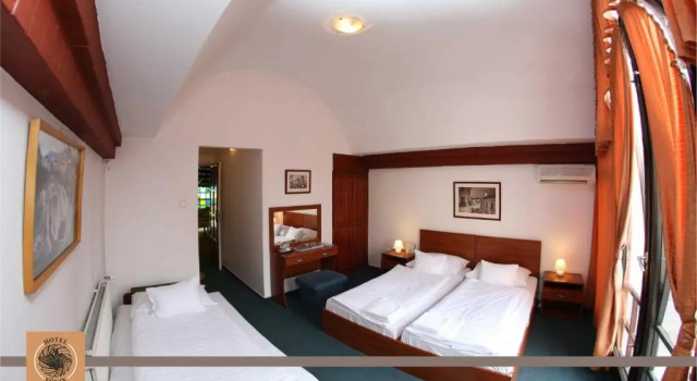 Трёхместный номер Standard с балконом Hotel Főnix