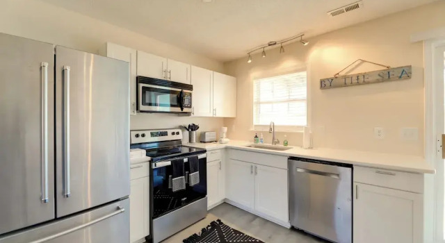 Апартаменты 1/2 Mi to Atlantic Beach: Townhome w/ Balcony!