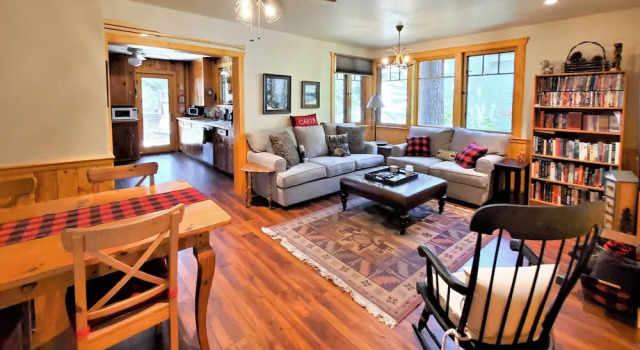 Hot Tub & Lake Tahoe Views: Kings Beach Lodge, Забронировать Отель Отели Кингс-Бич с парковкой, рядом с Минигольф Кингс-Бич, Парковка