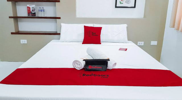 Люкс RedDoorz @ Caimito Drive Dampas