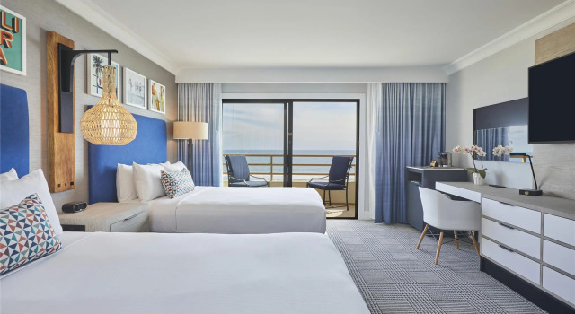 Четырёхместный номер Standard oceanfront The Waterfront Beach Resort, A Hilton Hotel