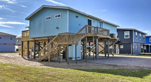 Surfside Beach Vacation Rental w/ Ocean Views, Book Feriehus Sommerhuse i Surfside Beach, Hytte