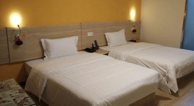 7 Days Inn (Yiyang Anhua Luoma Square)