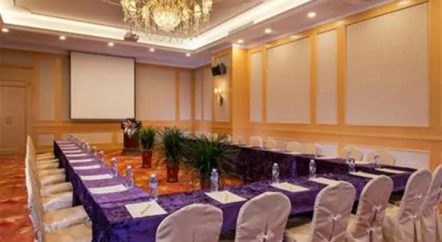 Vienna International Hotel (Shenzhen Guanlan Huanguan South Road), Rezerwuj Hotel Hotele w Shenzhen z parkingiem, Parking