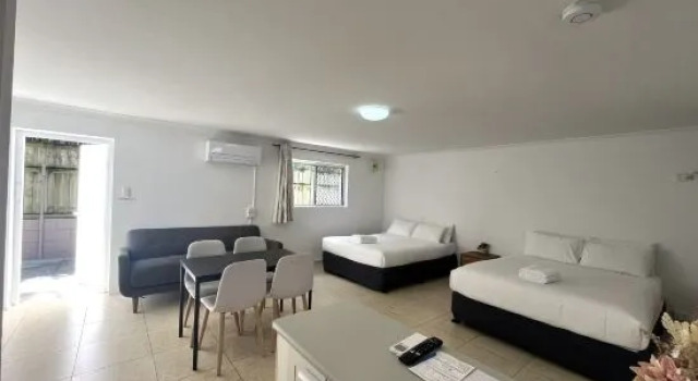 Кровать в общем номере Browns at Broadbeach Motel