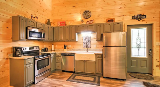 Коттедж Gatlinburg Cabin w/ Hot Tub: 5 Mi to Downtown