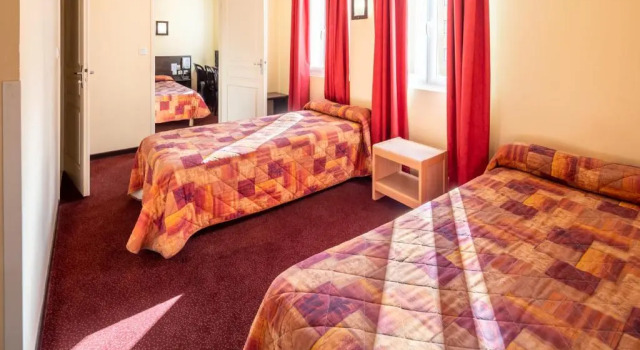 Трёхместный номер Superior Hôtel Estival Arriel entièrement climatisé