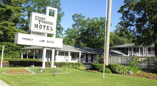 Grand Traverse Motel, Забронировать Мотель Отели Траверс-Сити с завтраком, рядом с Музейный центр Деннос, Завтраки