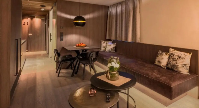 Студия VIER Studios & Restaurant