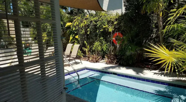 Номер Standard Цокольный этаж с видом на бассейн Authors Key West Guesthouse