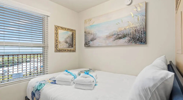 Come Visit Sophomore! 2BR 2BA Beachfront Condo!, Забронировать Апартаменты/квартира Панама-Сити Панхэндл Флорида, рядом с Загородный клуб "Сигнал Хилл"
