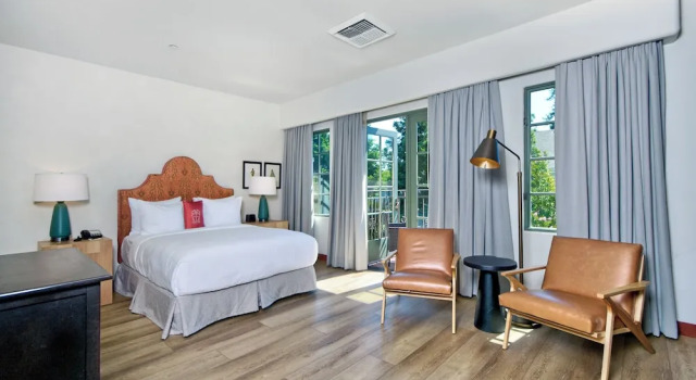 Четырёхместный полулюкс с балконом Hotel Los Gatos