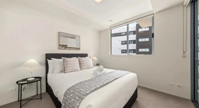 Chic West End Stay With Gym & Pool Access