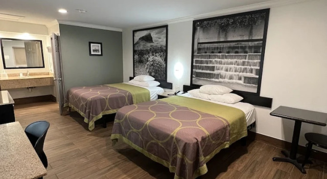 Четырёхместный номер Standard Super 8 by Wyndham McAllen-La Plaza Mall-Downtown