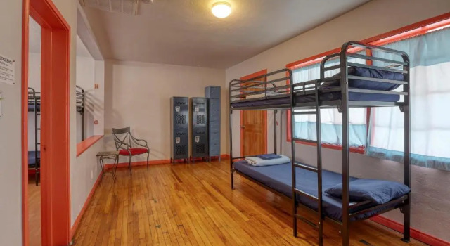 Кровать в общем номере Sin City Hostel