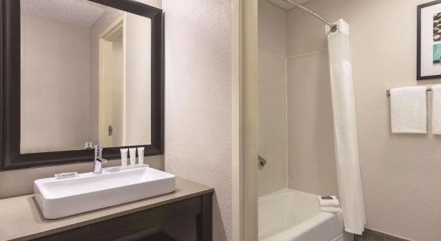 Двухместный люкс Country Inn & Suites by Radisson, Port Clinton, OH