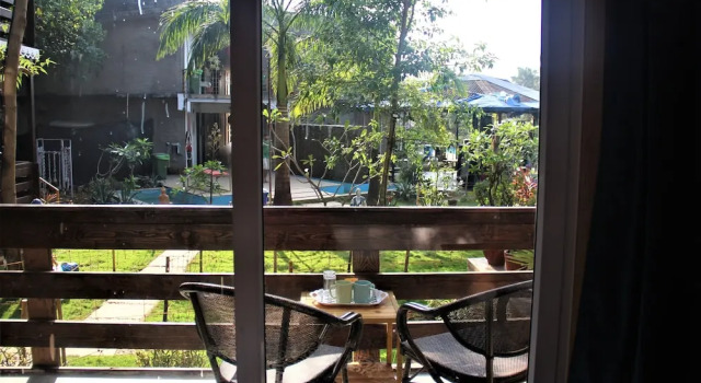 Коттедж с балконом и с видом на сад Lotus Sutra Beachfront Resort