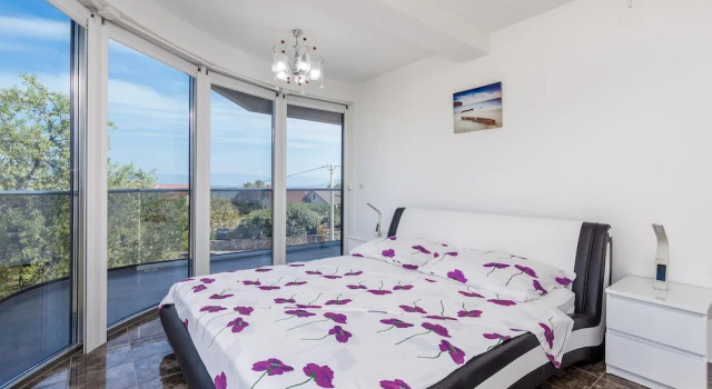 Nice Home in Vrh With Wifi and 2 Bedrooms, Varaa Hotelli Hotellit Kvarner Islands uima-altaalla, Uima-allas