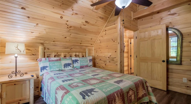 Black Bear Retreat 2 Beds! 2 Bedroom Cabin, Забронировать Дом для отпуска Виллы Гатлинберг, рядом с ГалереяA Jan Peitso Art, Вилла