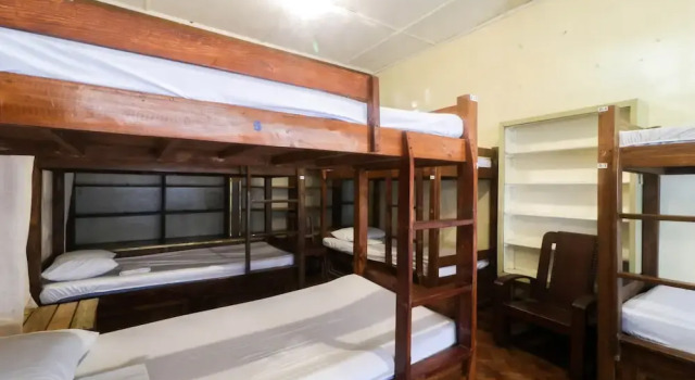 Кровать в общем номере Kamuning Hostel