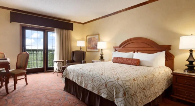 Номер Standard с частичным видом Chateau on the Lake Resort Spa and Convention Center