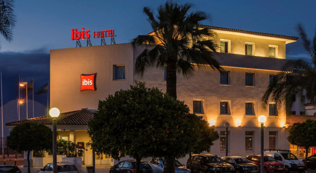 Кровать в общем номере Ibis Sevilla