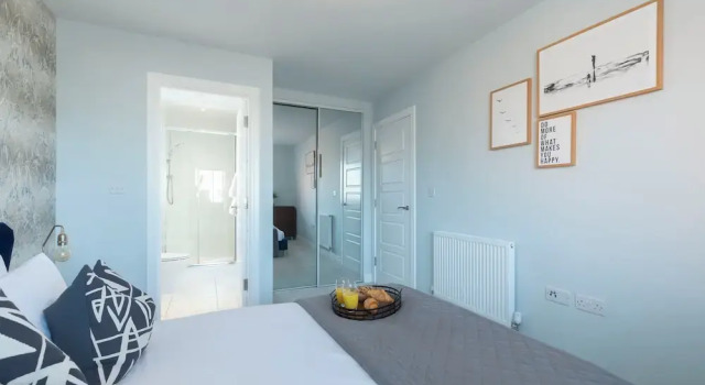 Elliot Oliver - 2 The Old Surgery: Stunning 4 Bedroom Home With Parking In Cheltenham, Varaa Lomakoti Mökit kohteessa Merseyside, Mökki