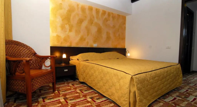 Полулюкс Casa Iris-Hotel & Restaurant